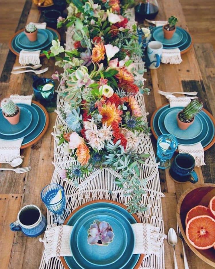 Цветы на столе помогут гостям погрузиться в атмосферу настоящего праздника и веселья