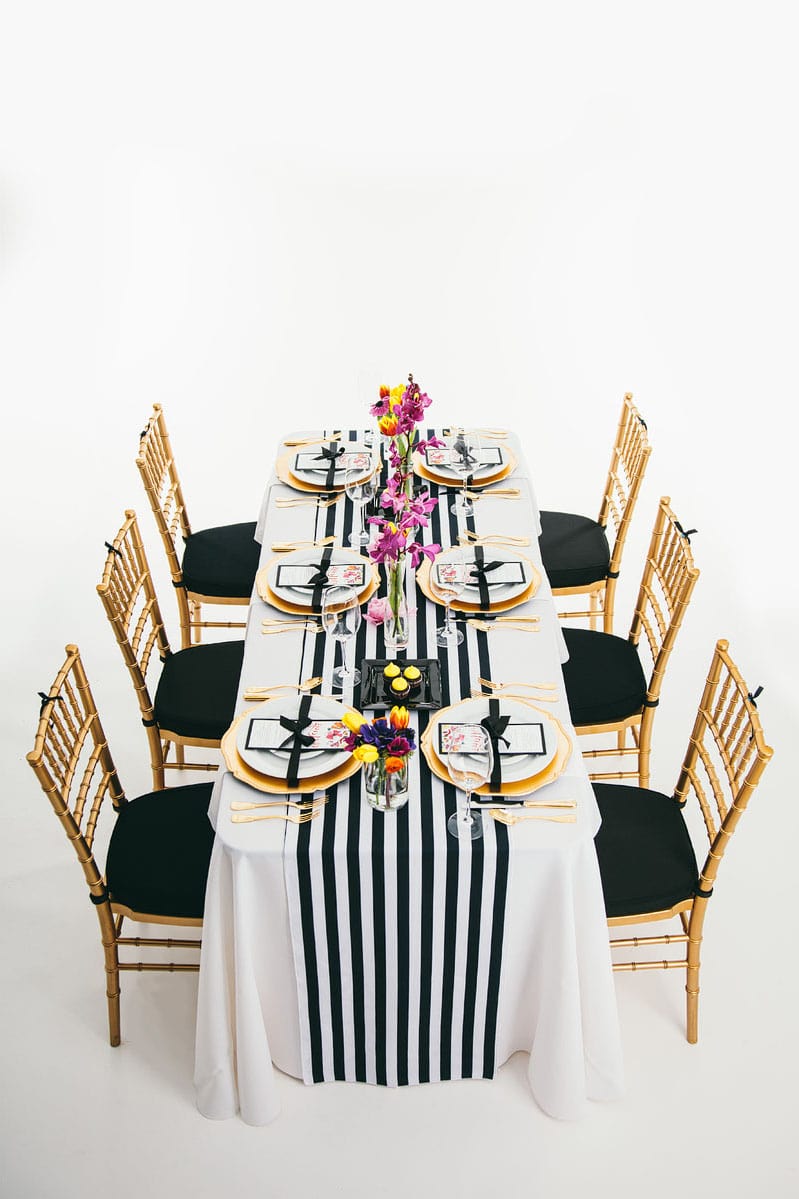 Модные стулья и эффектно украшенный стол для гламурной вечеринки