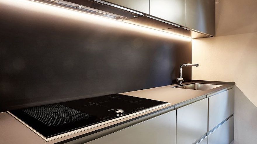 Как сделать подсветку на кухне под шкафчиками светодиодной лентой – монтаж своими руками14