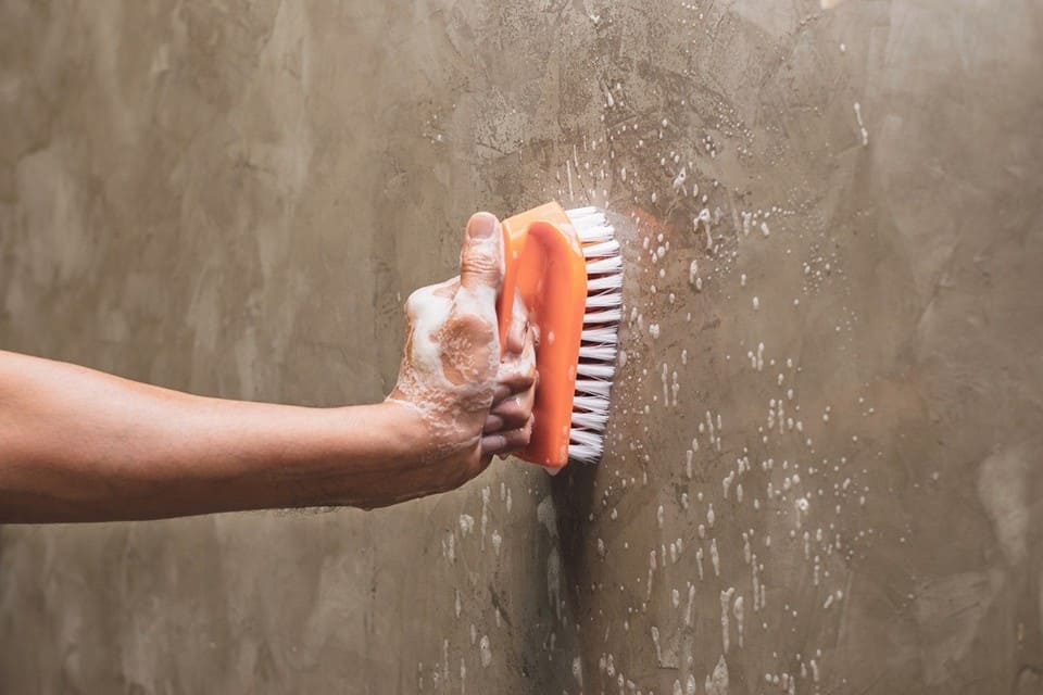 Для мытья стен лучше всего использовать универсальную щетку средней жесткости